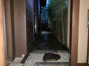 三鷹のB邸　玄関へのアプローチ